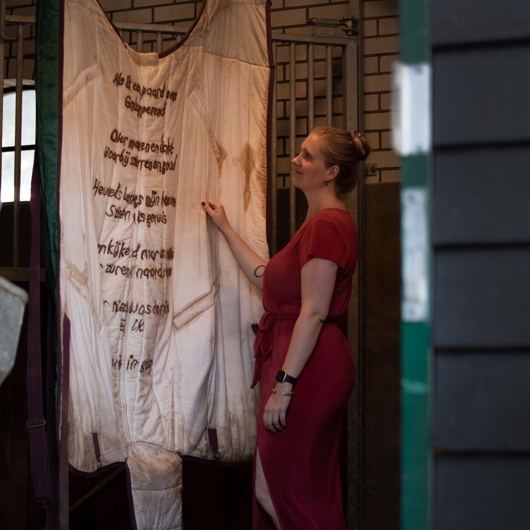Artist Suzanne Vellema looking at the exhibited artwork named Voor Suus